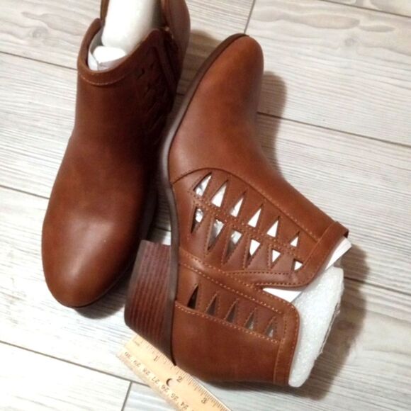 (S-3400)  Soda CHANCE Womens Perforated Cut Out Booties Sz 10 - Picture 4 of 11